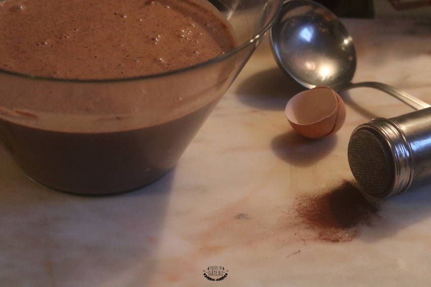 Préparation de la pâte à crêpes au chocolat