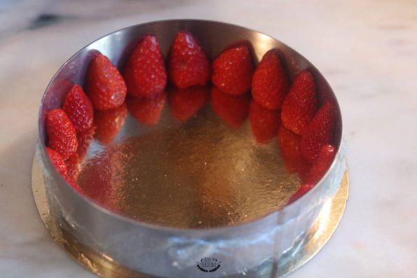 montage du cheesecake coco fraises sans cuisson